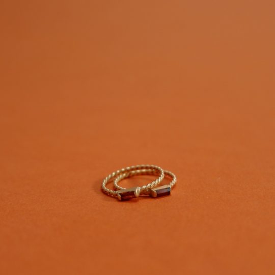 Alianzas de boda de diseño exclusivo personalizadas recicladas de oro